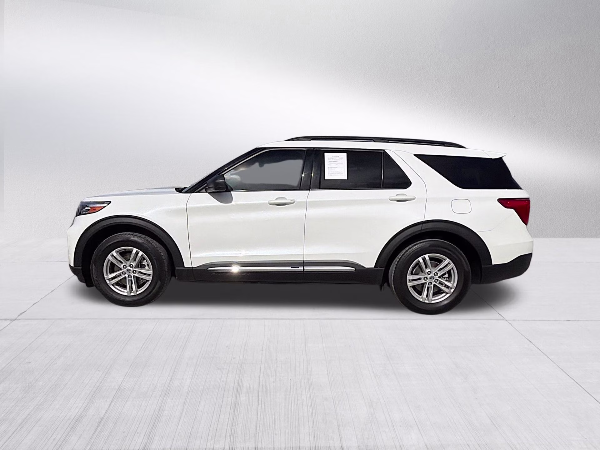 2023 Star White Metallic Tri-Coat Ford Explorer XLT RWD SUV