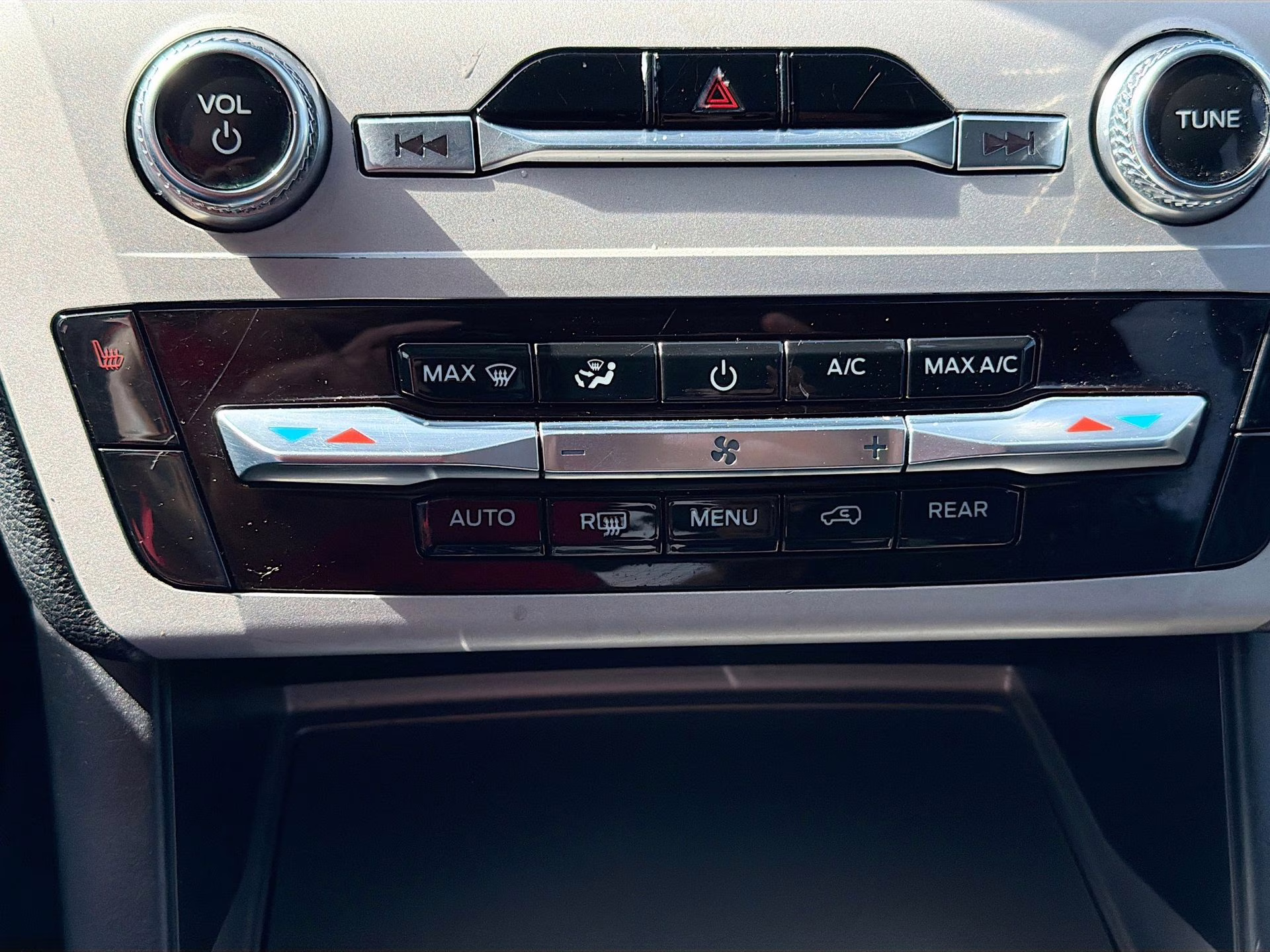 2023 Star White Metallic Tri-Coat Ford Explorer XLT RWD SUV