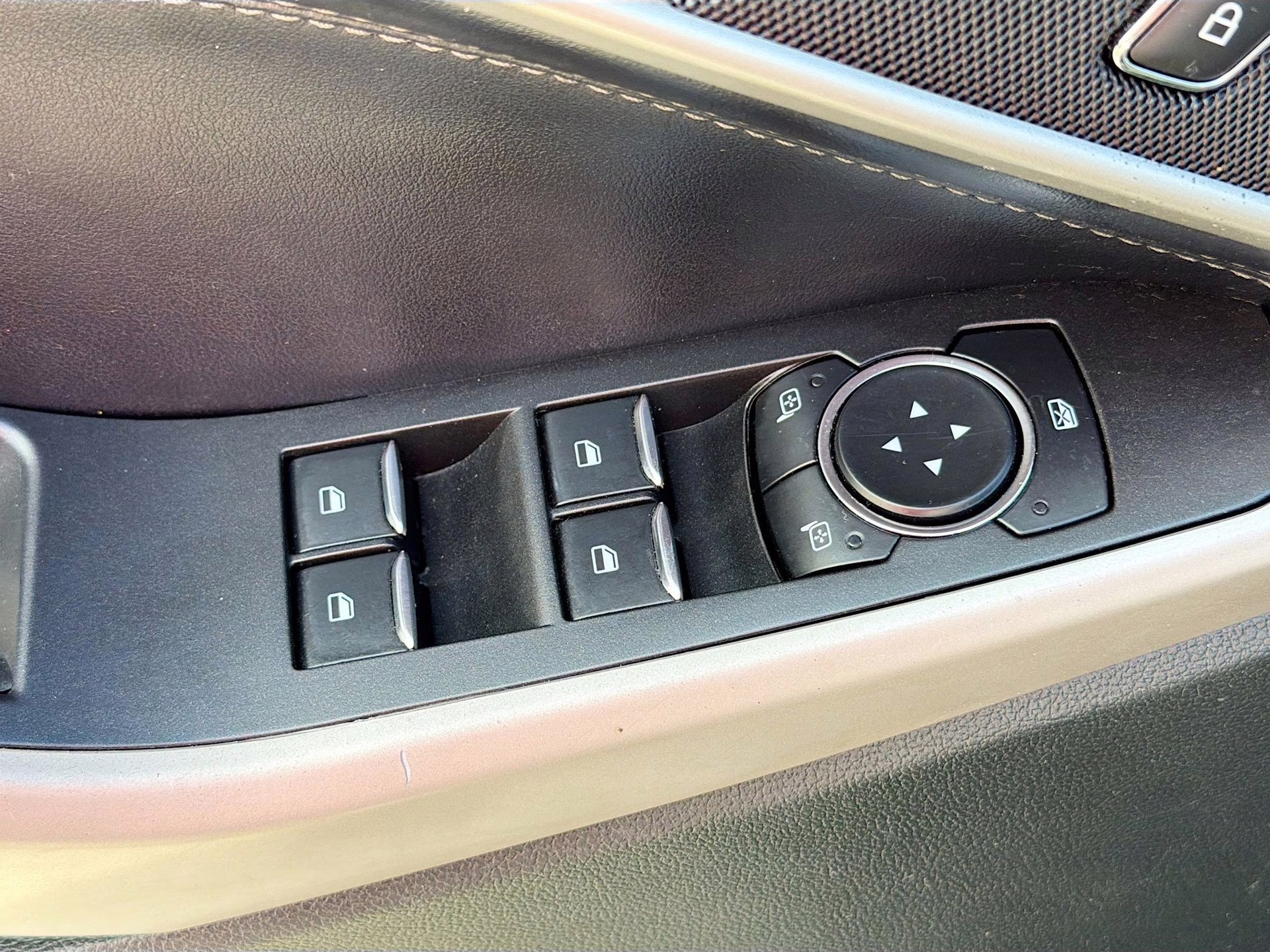 2023 Star White Metallic Tri-Coat Ford Explorer XLT RWD SUV