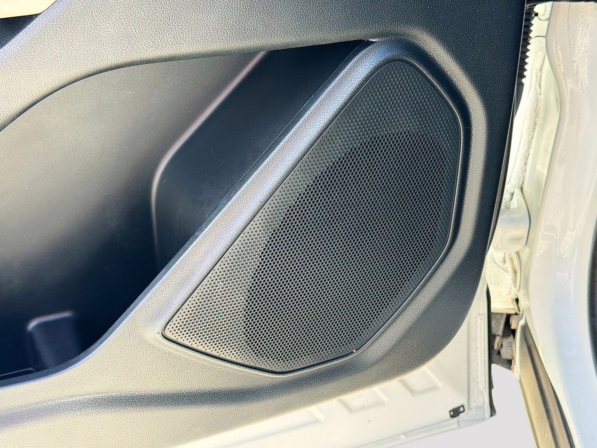 2023 Star White Metallic Tri-Coat Ford Explorer XLT RWD SUV