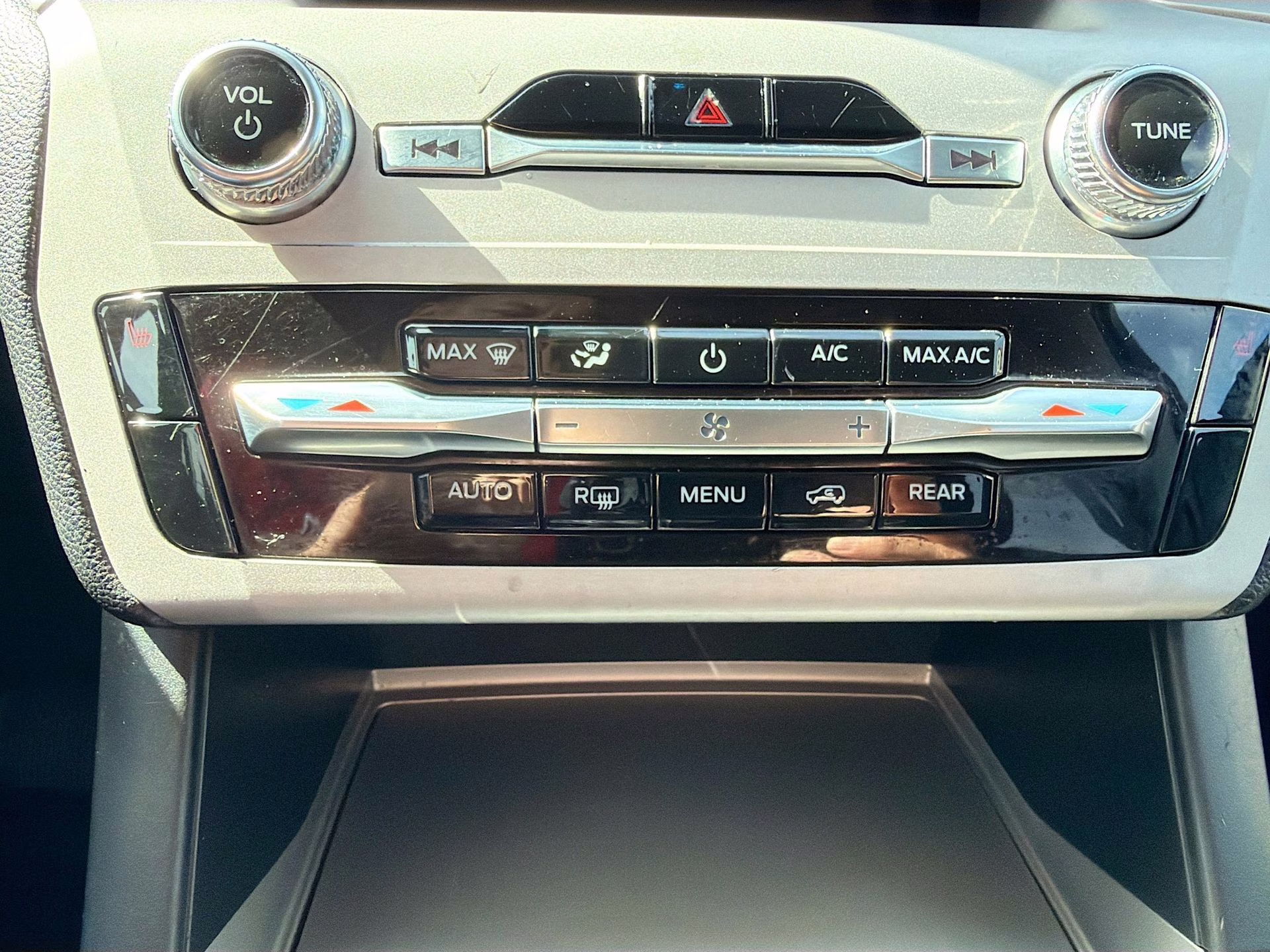 2023 Star White Metallic Tri-Coat Ford Explorer XLT RWD SUV