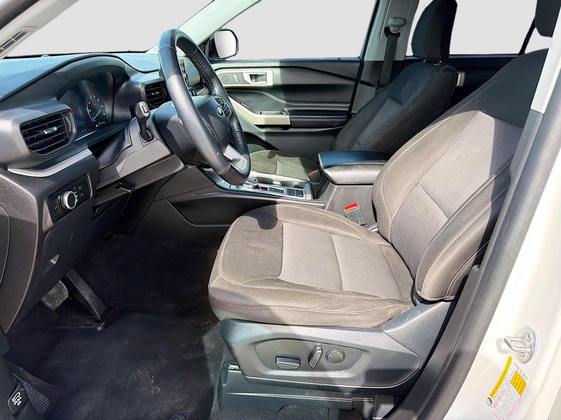 2023 Star White Metallic Tri-Coat Ford Explorer XLT RWD SUV