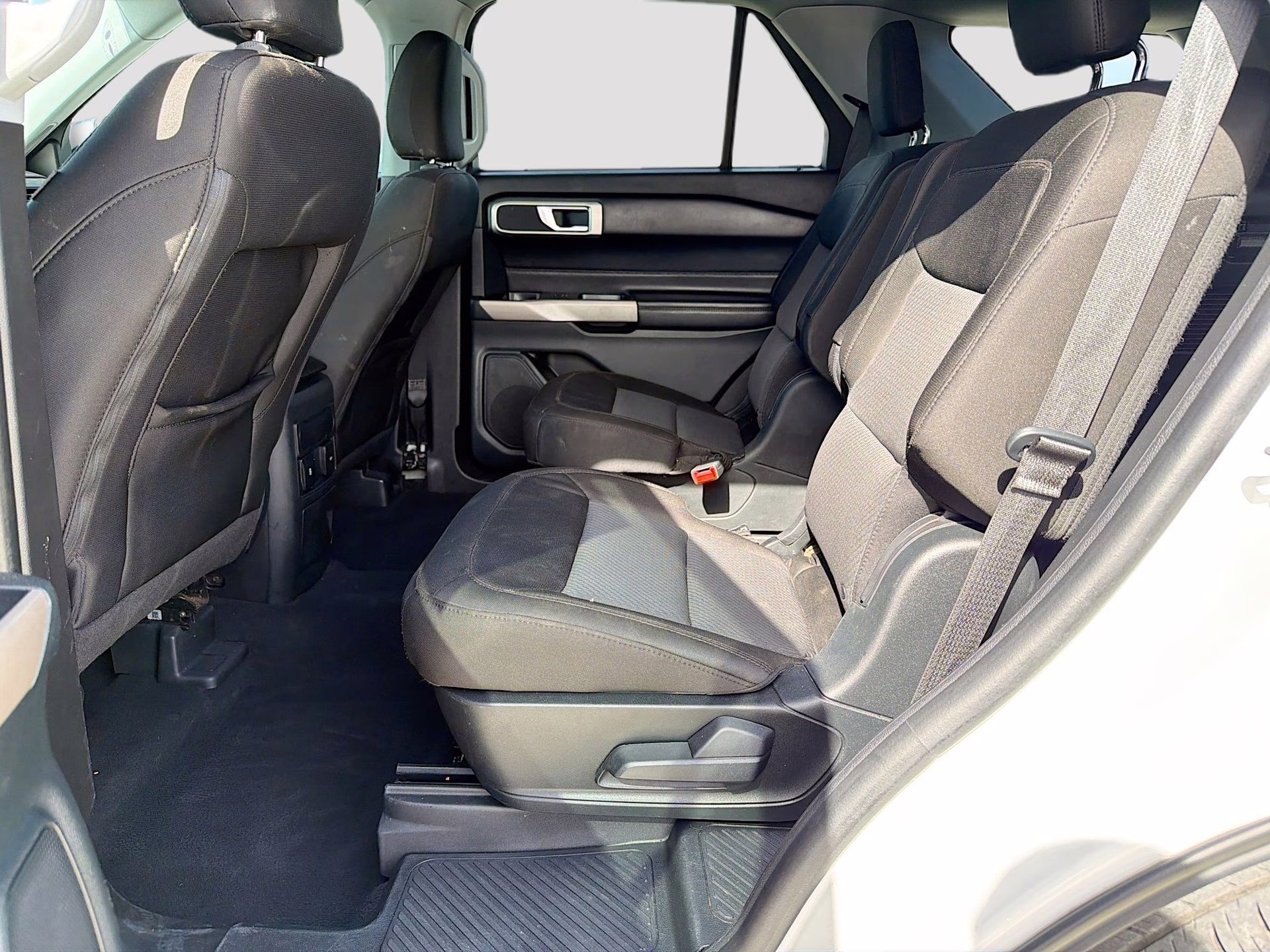 2023 Star White Metallic Tri-Coat Ford Explorer XLT RWD SUV