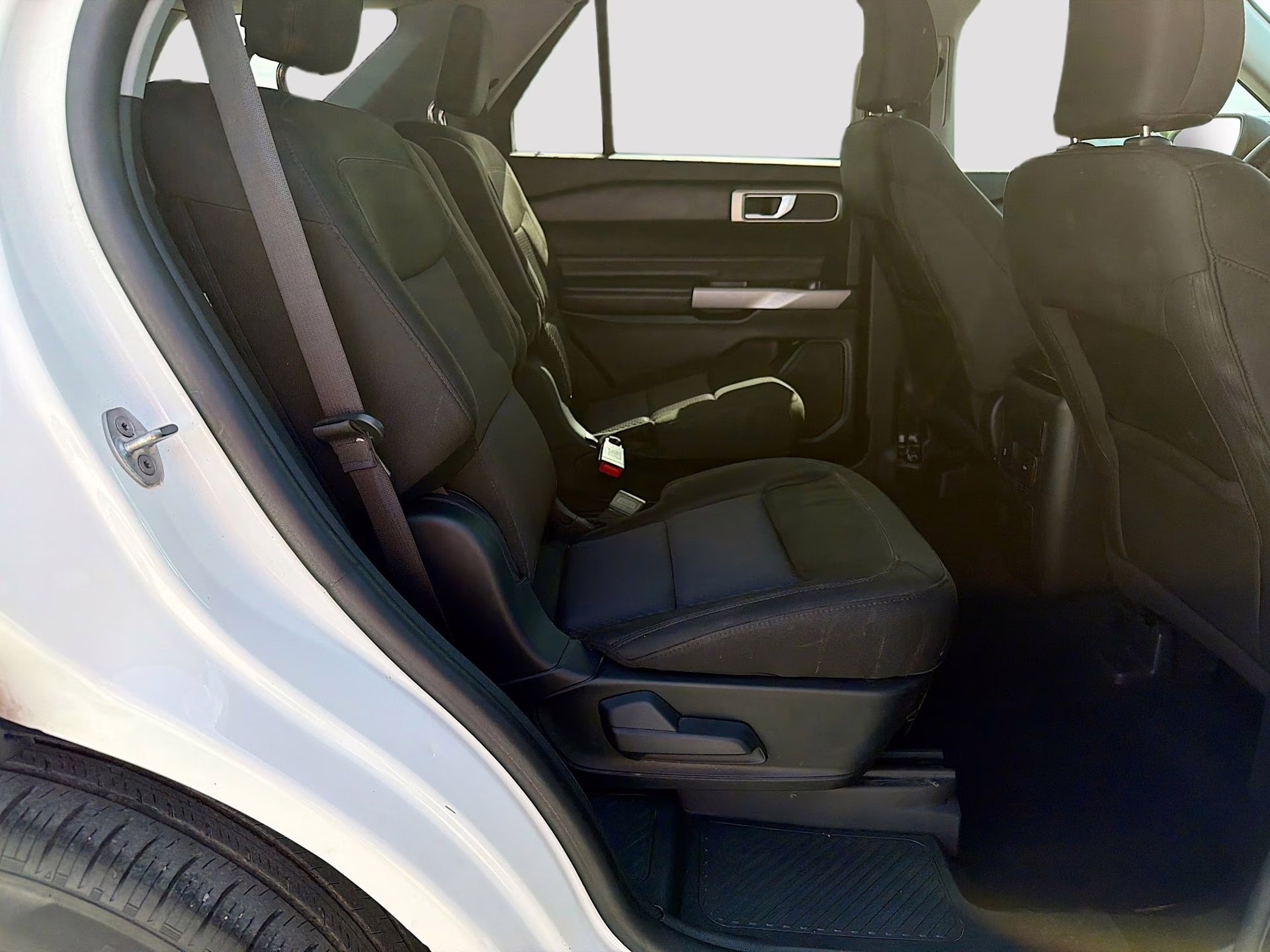 2023 Star White Metallic Tri-Coat Ford Explorer XLT RWD SUV