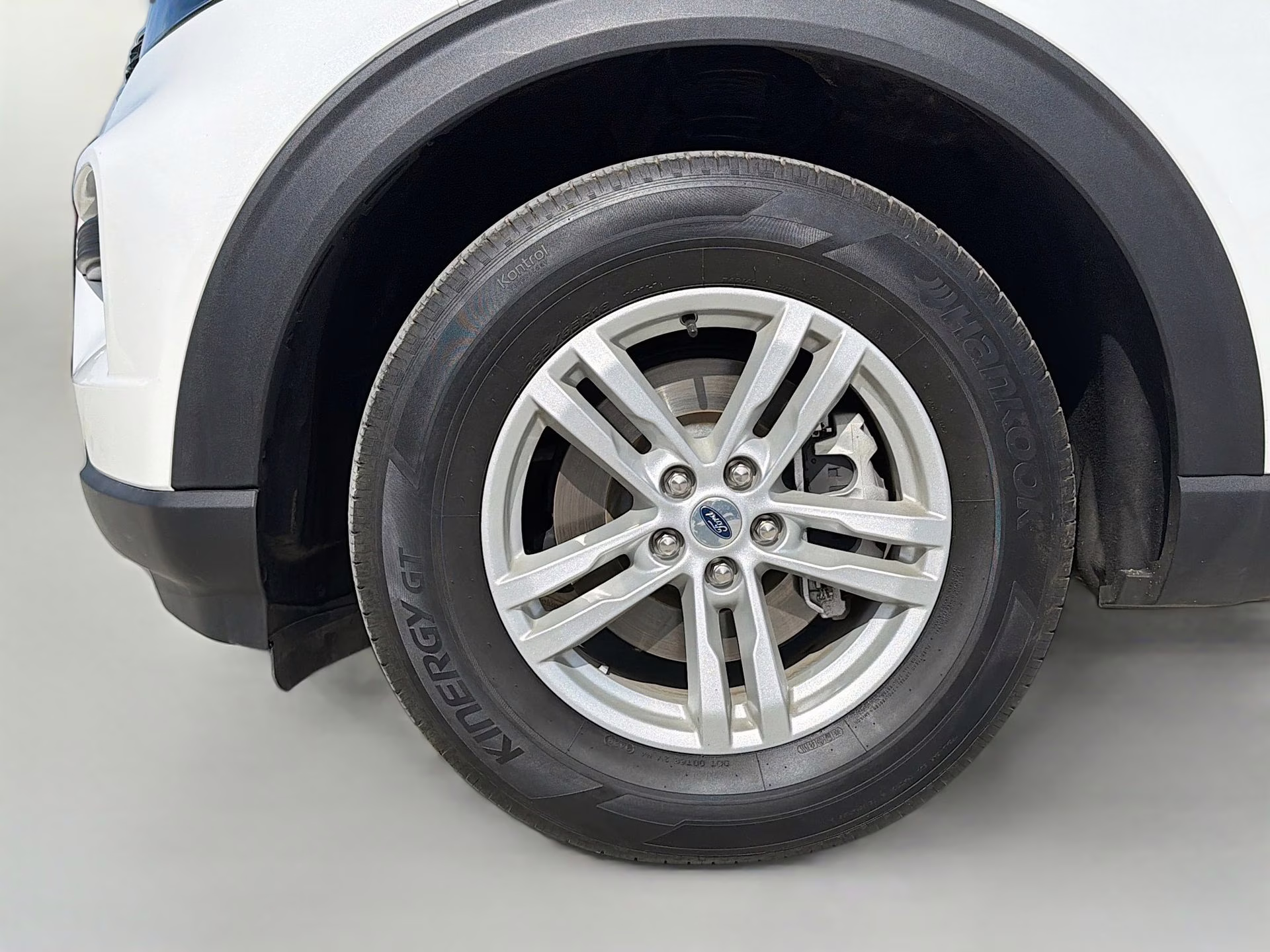 2023 Star White Metallic Tri-Coat Ford Explorer XLT RWD SUV