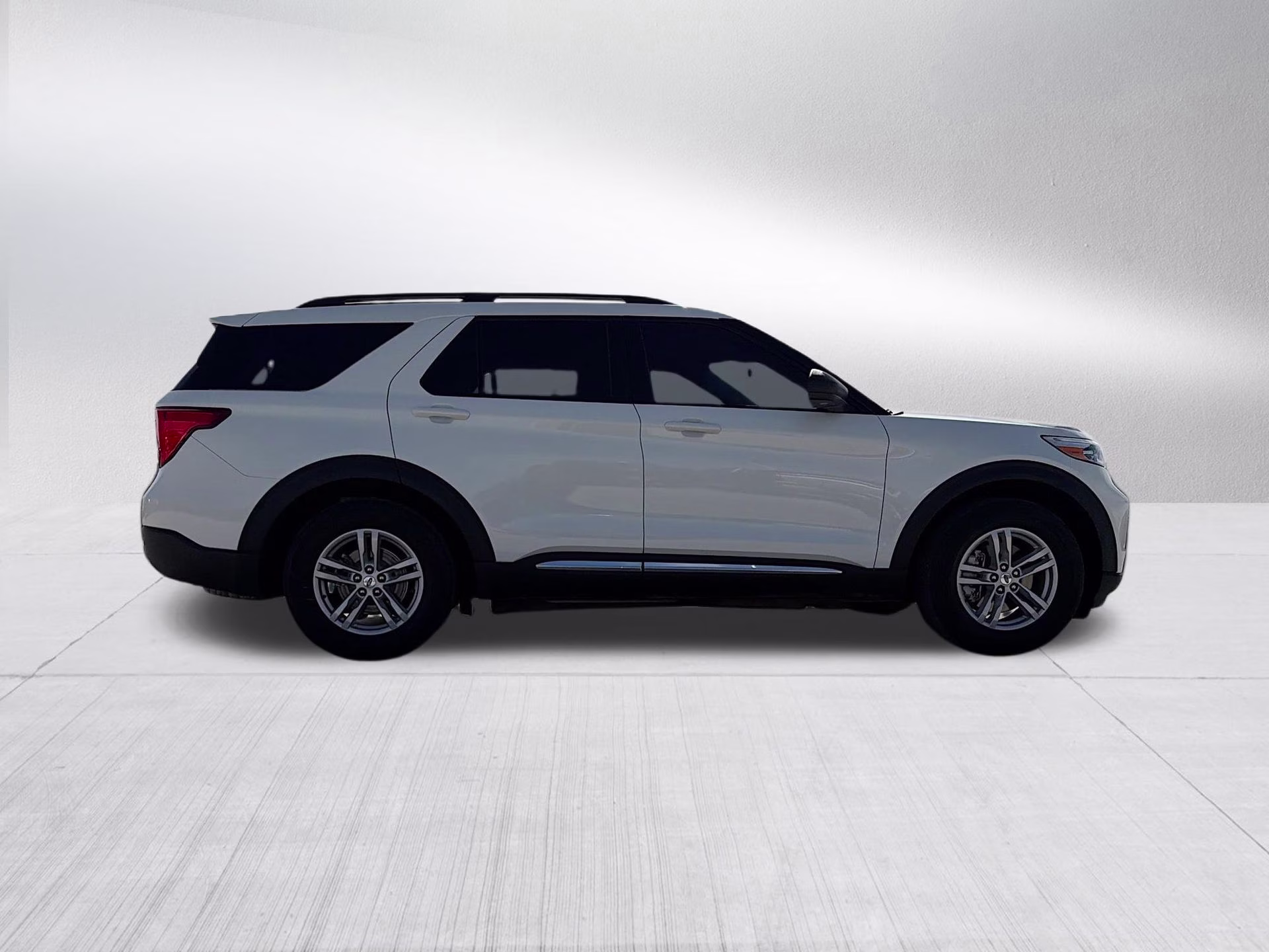 2023 Star White Metallic Tri-Coat Ford Explorer XLT RWD SUV