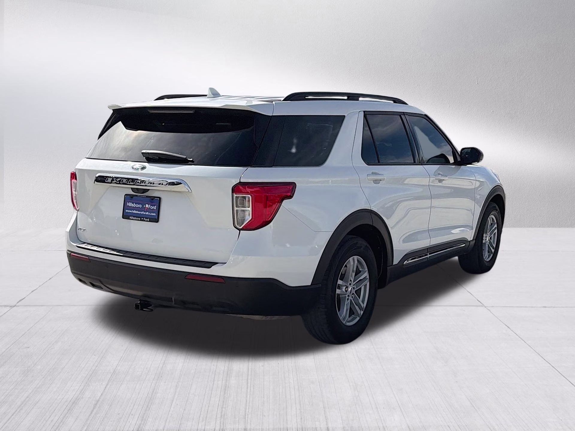 2023 Star White Metallic Tri-Coat Ford Explorer XLT RWD SUV