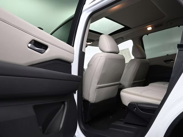 2026 Everest White Pearl Tricoat Nissan Pathfinder SL FWD SUV