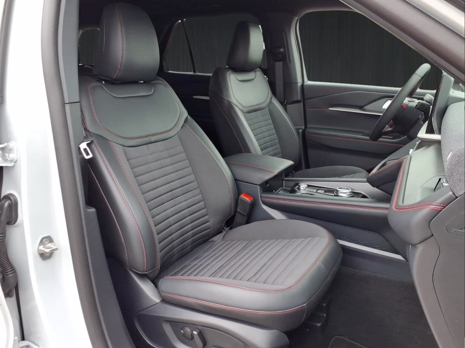 2026 White Ford Explorer ST-Line RWD SUV