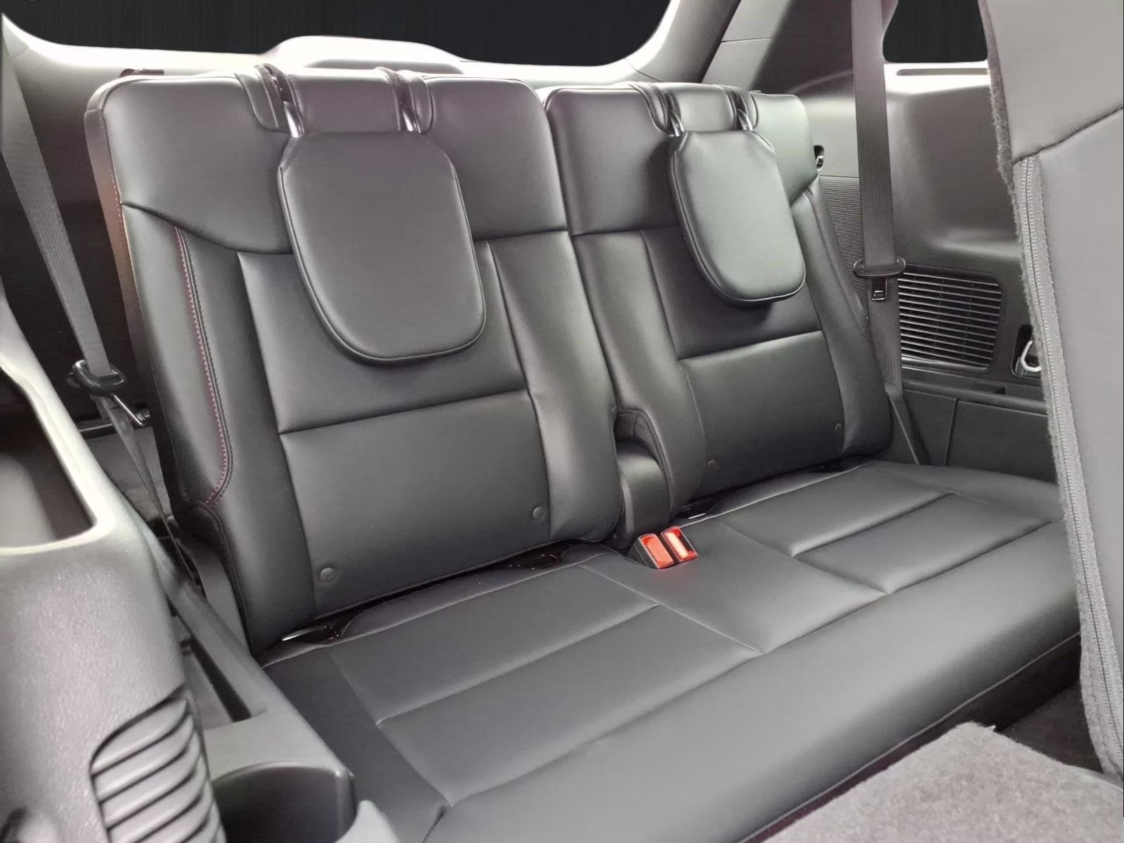 2026 White Ford Explorer ST-Line RWD SUV