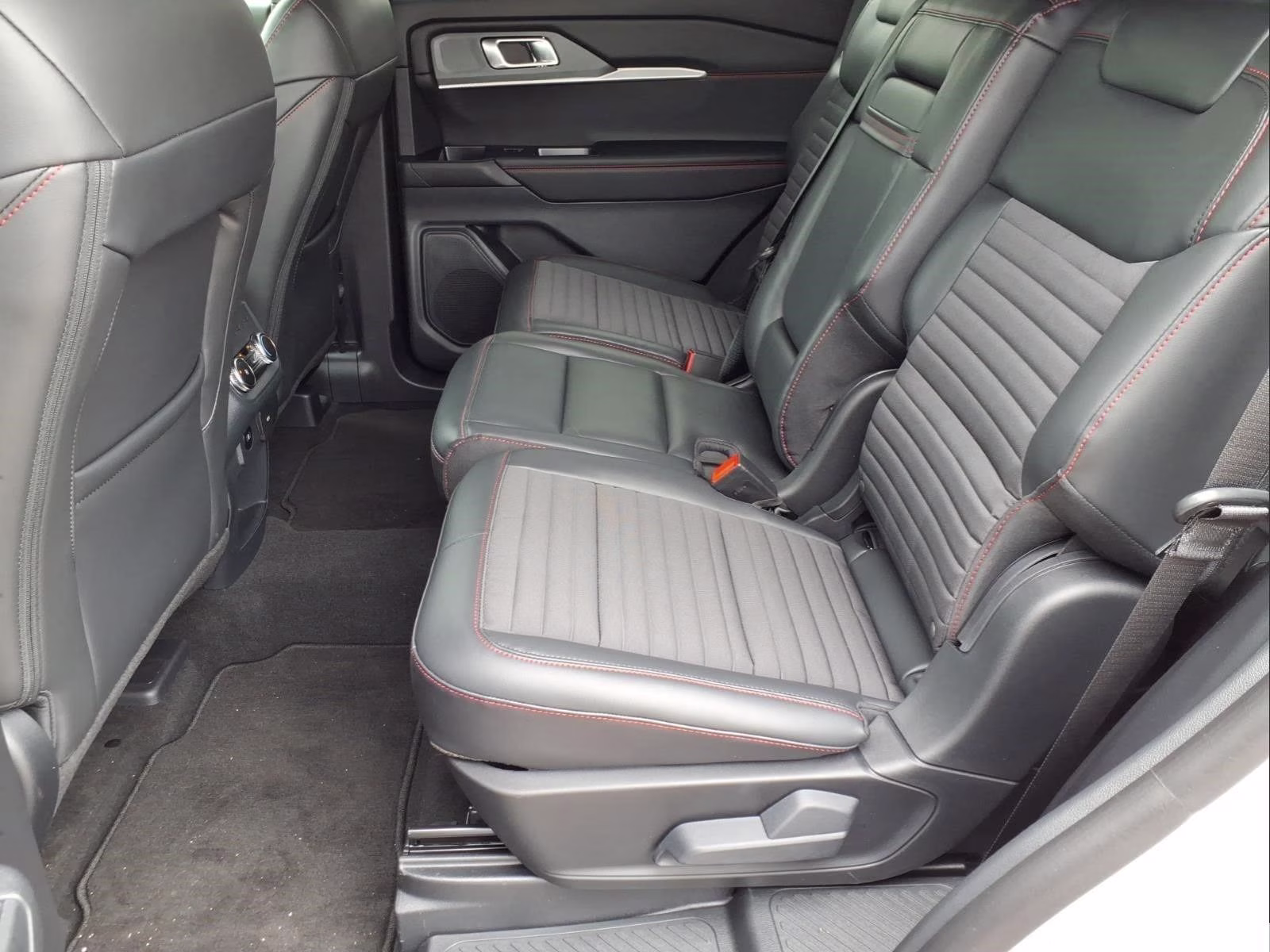 2026 White Ford Explorer ST-Line RWD SUV