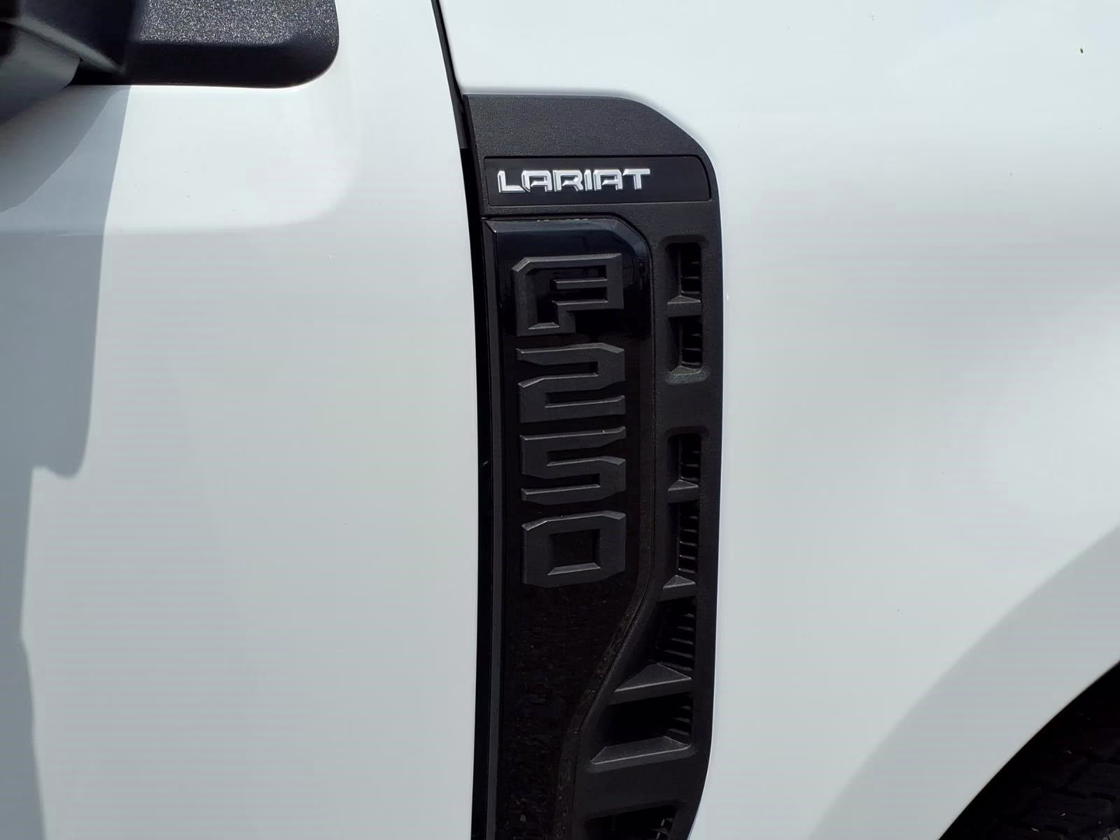 2026 Oxford White Ford Super Duty F-250 SRW Lariat 4X4 Truck