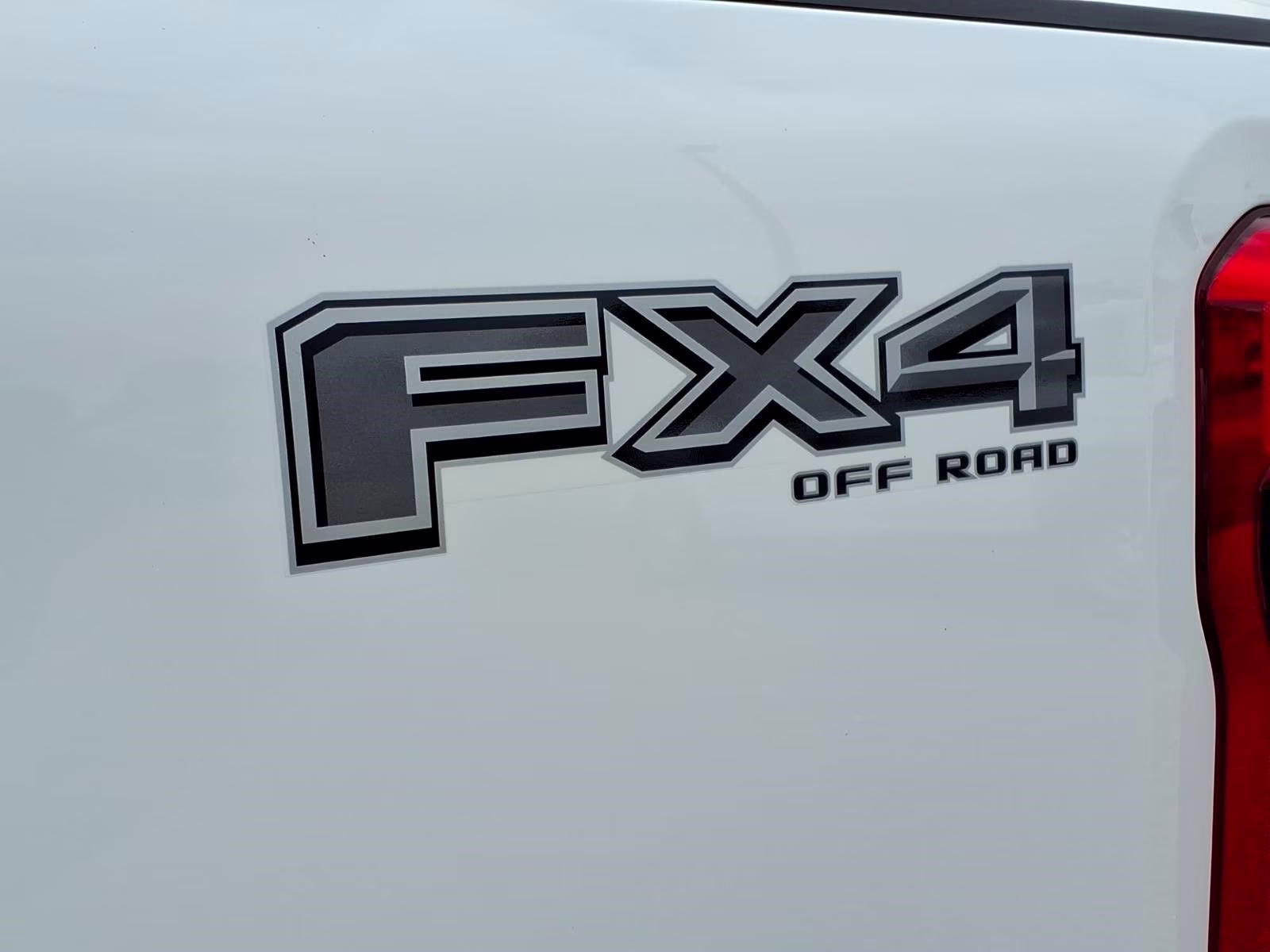 2026 Oxford White Ford Super Duty F-250 SRW Lariat 4X4 Truck