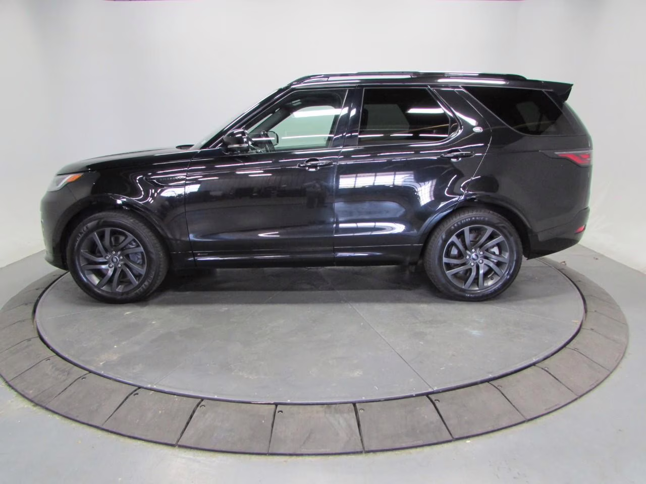 2022 Santorini Black Metallic Land Rover Discovery S R-Dynamic AWD SUV