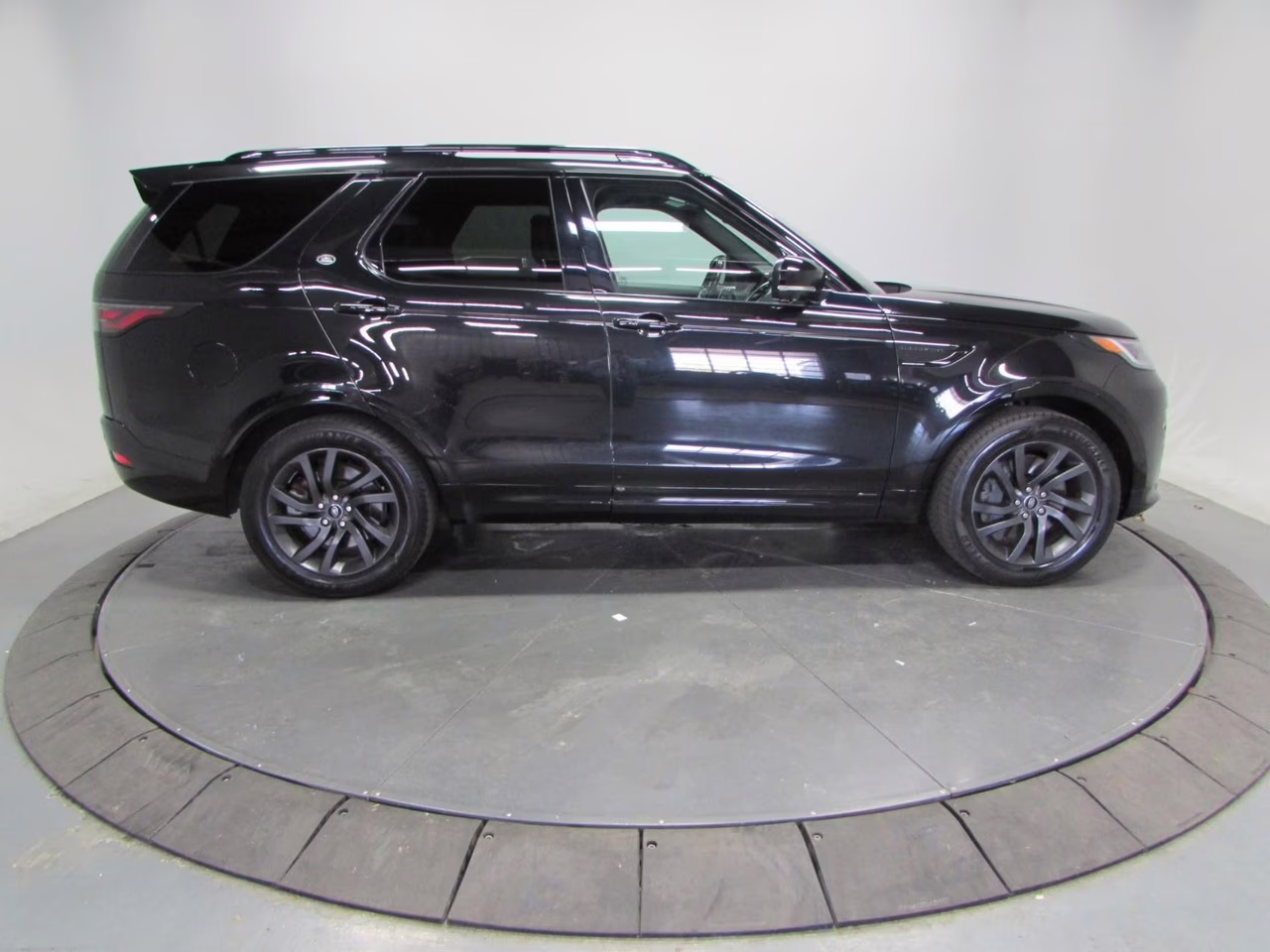 2022 Santorini Black Metallic Land Rover Discovery S R-Dynamic AWD SUV
