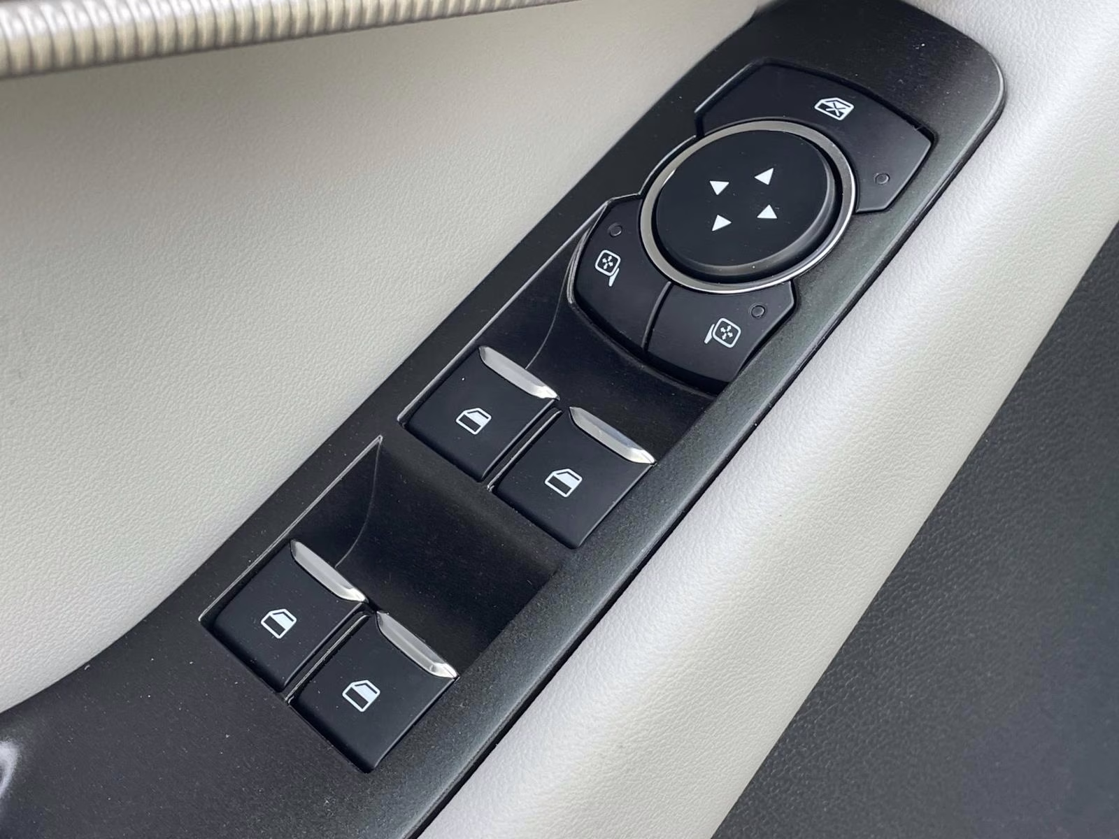 2026 White Metallic Ford Explorer Active RWD SUV