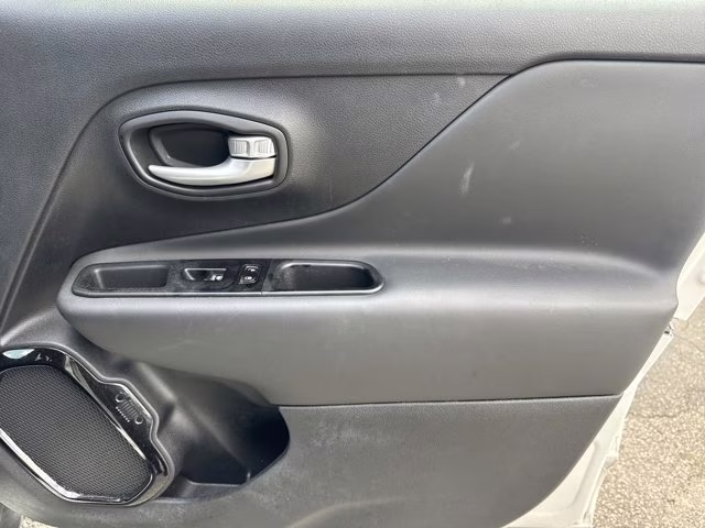 2023 Alpine White Clearcoat Jeep Renegade Altitude 4X4 SUV