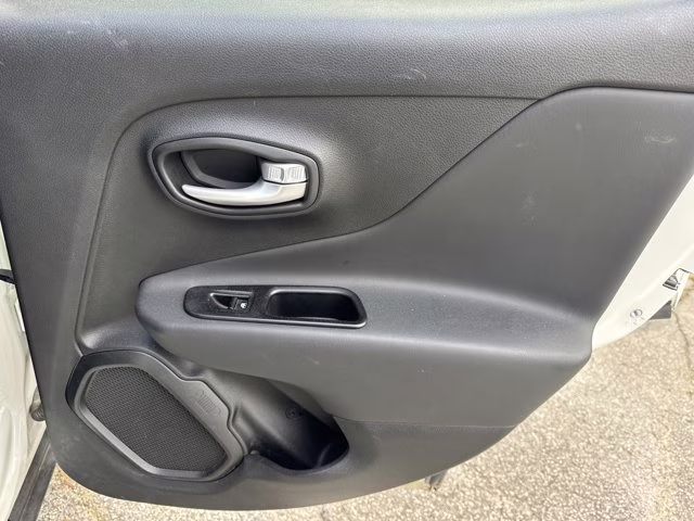 2023 Alpine White Clearcoat Jeep Renegade Altitude 4X4 SUV