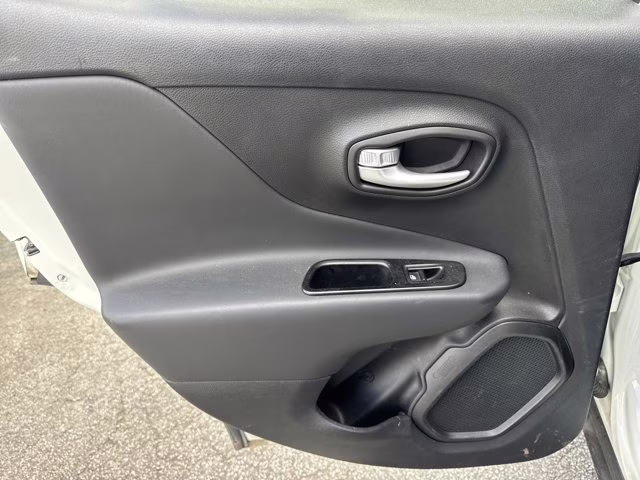 2023 Alpine White Clearcoat Jeep Renegade Altitude 4X4 SUV