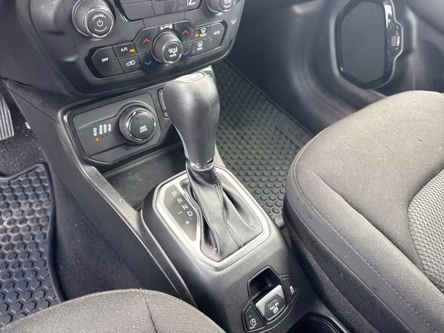 2023 Alpine White Clearcoat Jeep Renegade Altitude 4X4 SUV