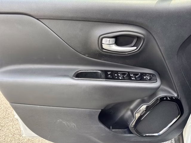 2023 Alpine White Clearcoat Jeep Renegade Altitude 4X4 SUV