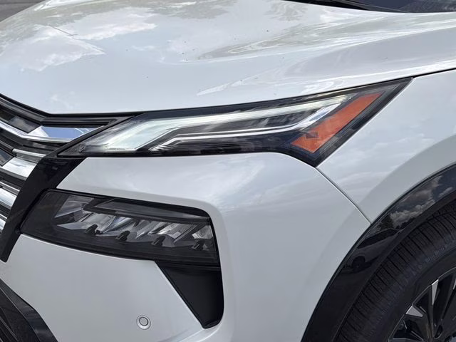 2026 Everest White Pearl Tricoat Nissan Rogue Platinum AWD SUV