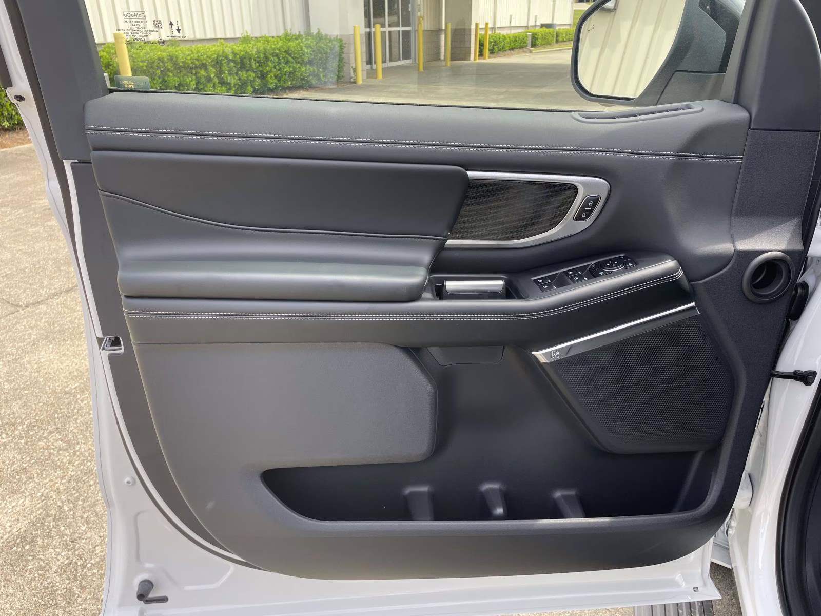 2025 Star White Metallic Tri-Coat Ford Expedition Platinum 4X4 SUV