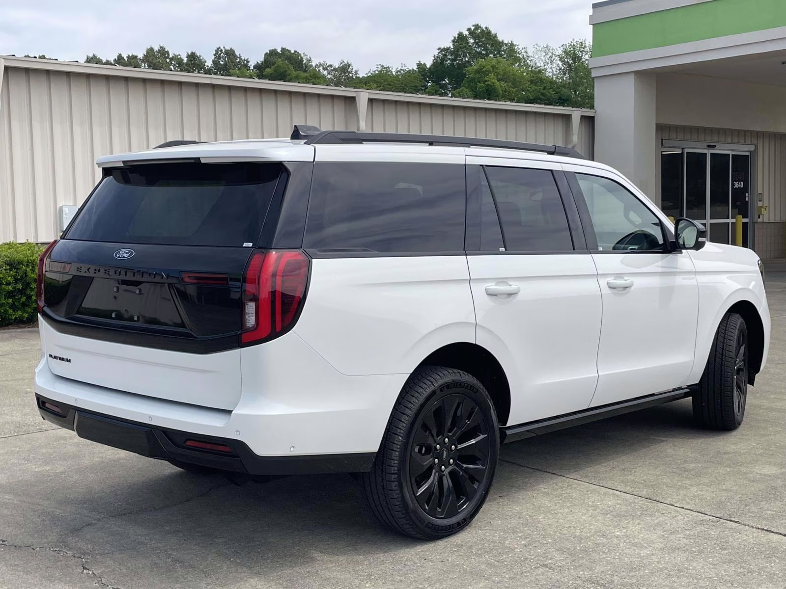 2025 Star White Metallic Tri-Coat Ford Expedition Platinum 4X4 SUV