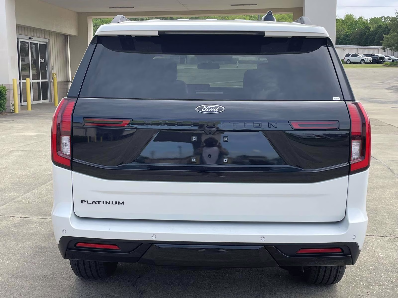 2025 Star White Metallic Tri-Coat Ford Expedition Platinum 4X4 SUV