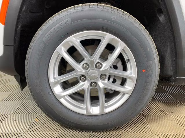 2026 Bright White Clearcoat Jeep Grand Cherokee Laredo X 4X4 SUV