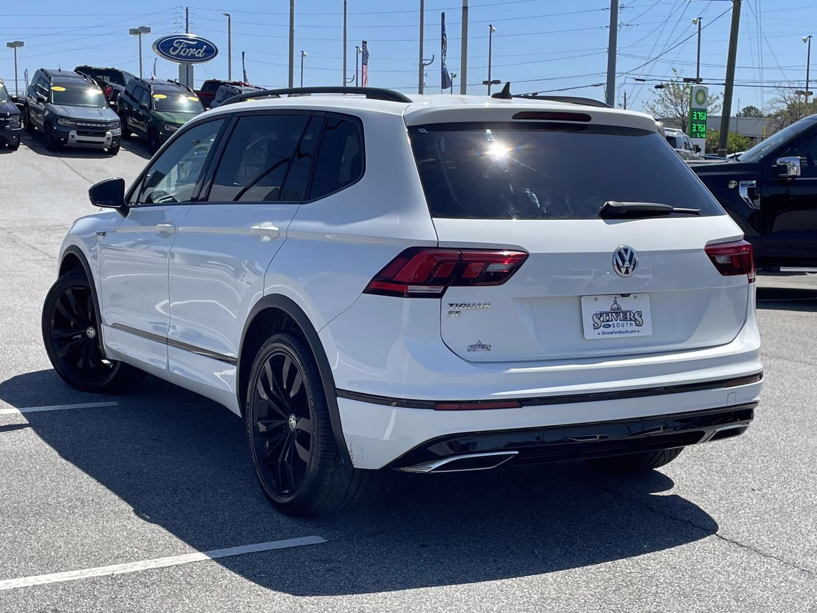2021 Pure White Volkswagen Tiguan 2.0T SE R-Line Black FWD SUV