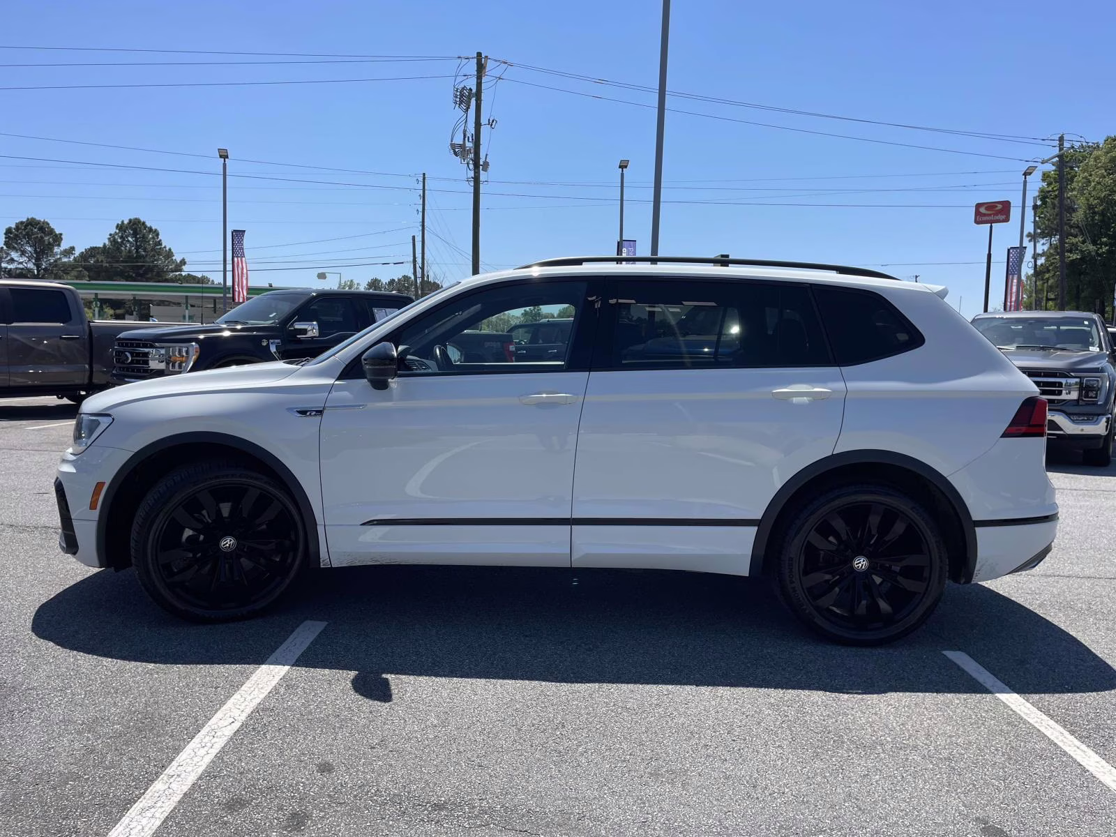 2021 Pure White Volkswagen Tiguan 2.0T SE R-Line Black FWD SUV