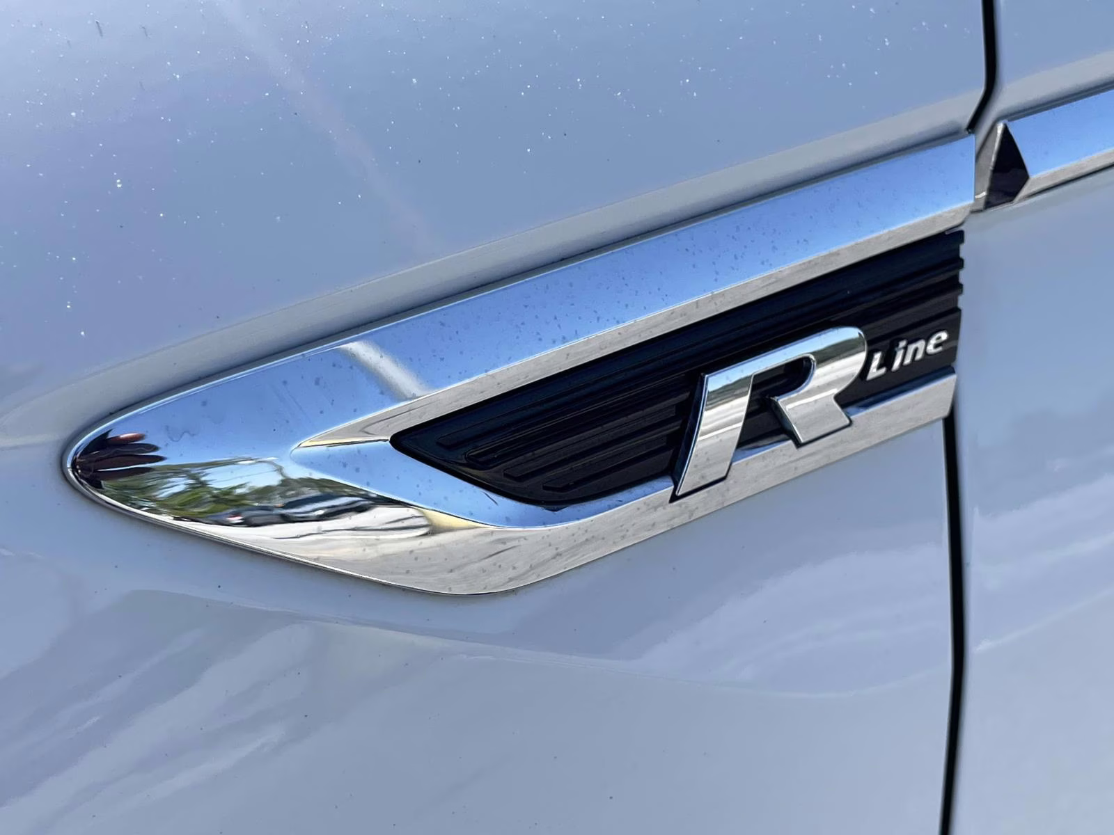 2021 Pure White Volkswagen Tiguan 2.0T SE R-Line Black FWD SUV