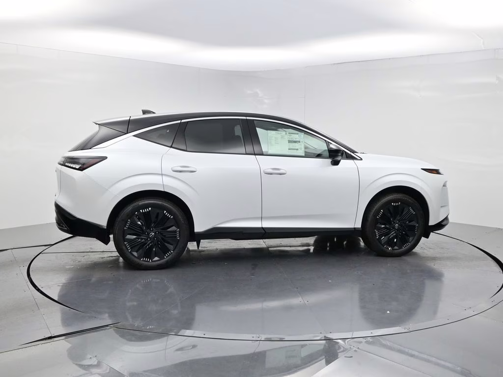 2026 Everest White Pearl/Black Nissan Murano Platinum AWD SUV
