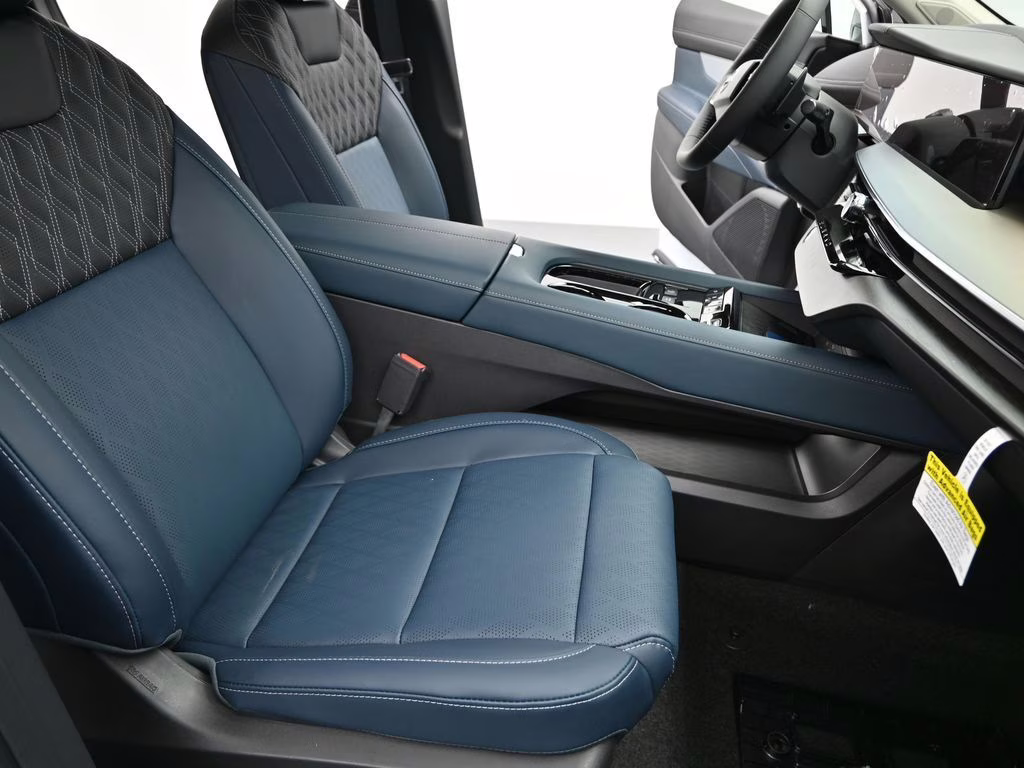 2026 Everest White Pearl/Black Nissan Murano Platinum AWD SUV