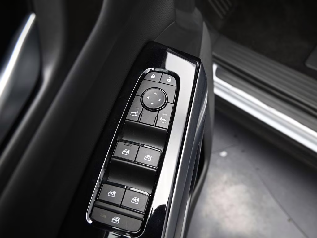 2026 Everest White Pearl Tricoat Nissan Pathfinder SL FWD SUV