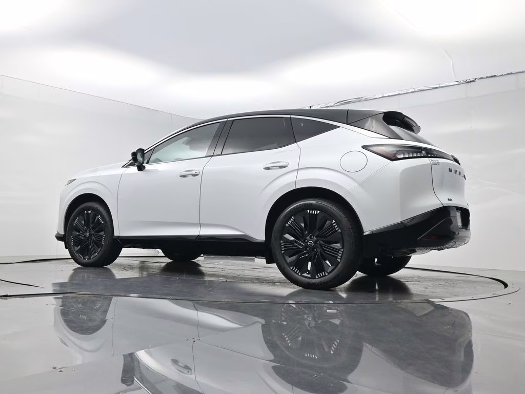 2026 Everest White Pearl/Black Nissan Murano Platinum AWD SUV
