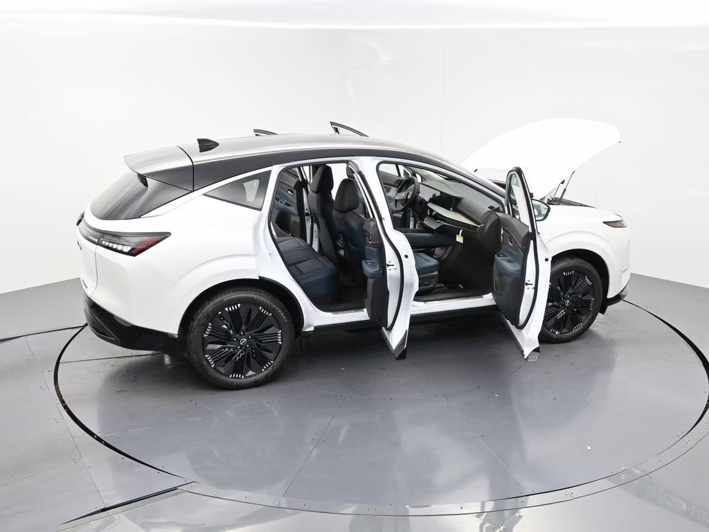 2026 Everest White Pearl/Black Nissan Murano Platinum AWD SUV