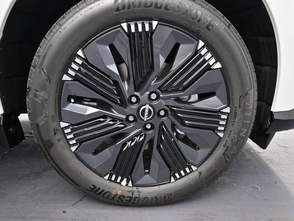 2026 Everest White Pearl/Black Nissan Murano Platinum AWD SUV