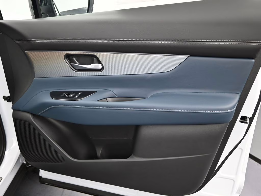 2026 Everest White Pearl/Black Nissan Murano Platinum AWD SUV