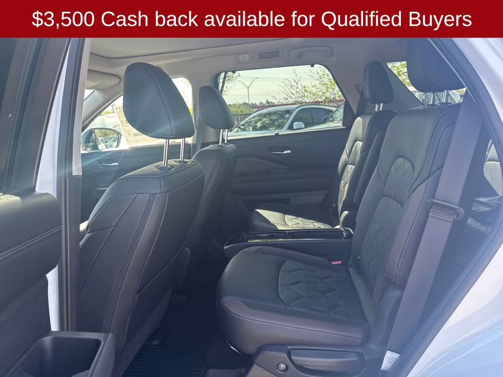 2026 Everest White Pearl/Black Nissan Pathfinder Platinum FWD SUV