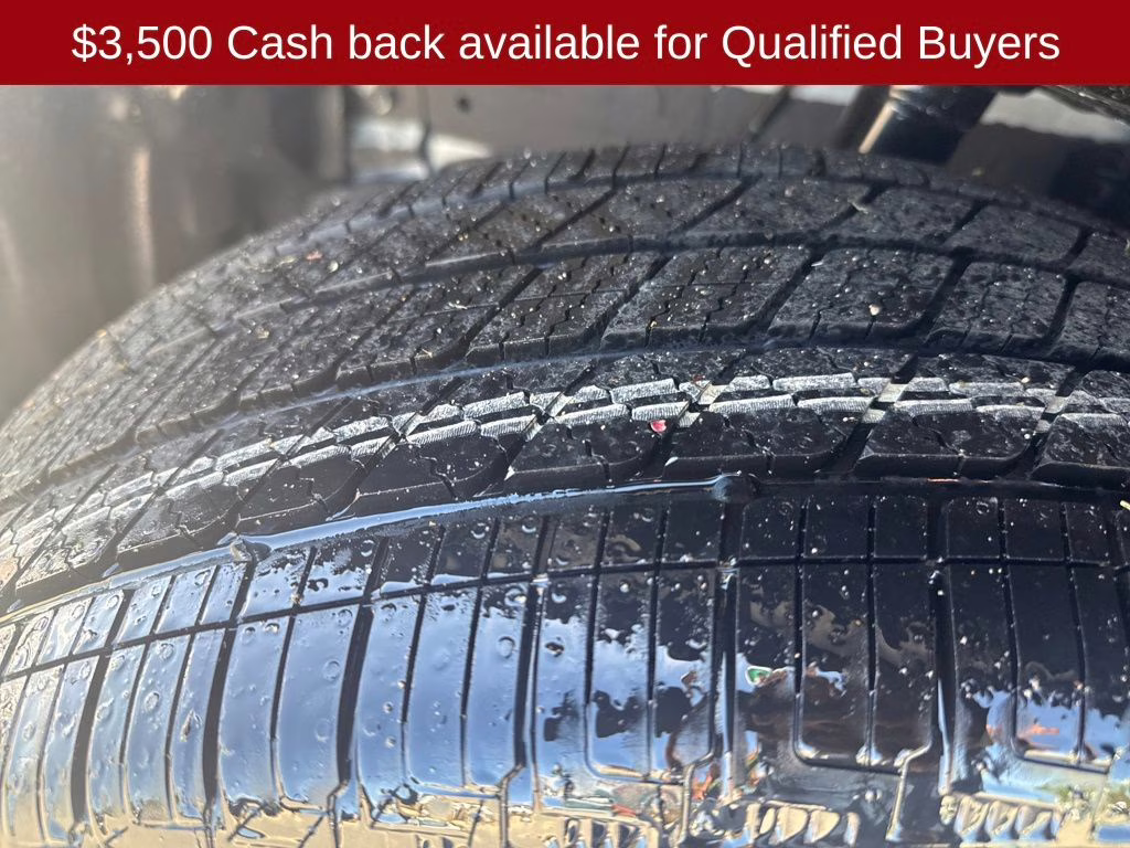 2026 Everest White Pearl/Black Nissan Pathfinder Platinum FWD SUV