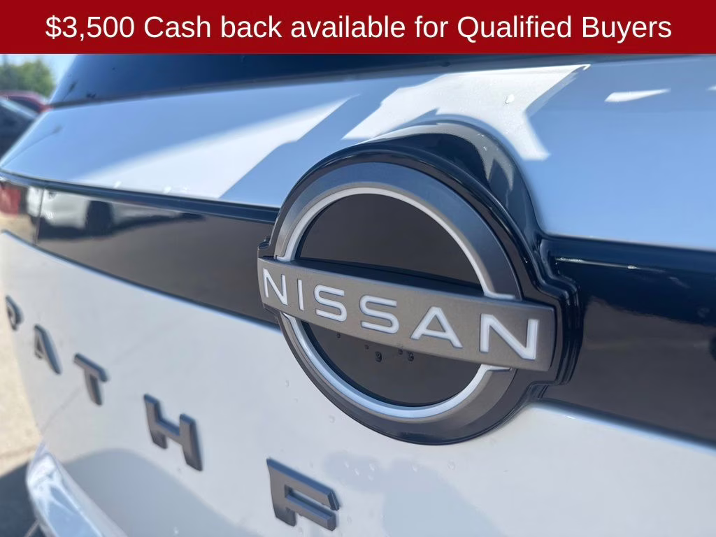 2026 Everest White Pearl/Black Nissan Pathfinder Platinum FWD SUV