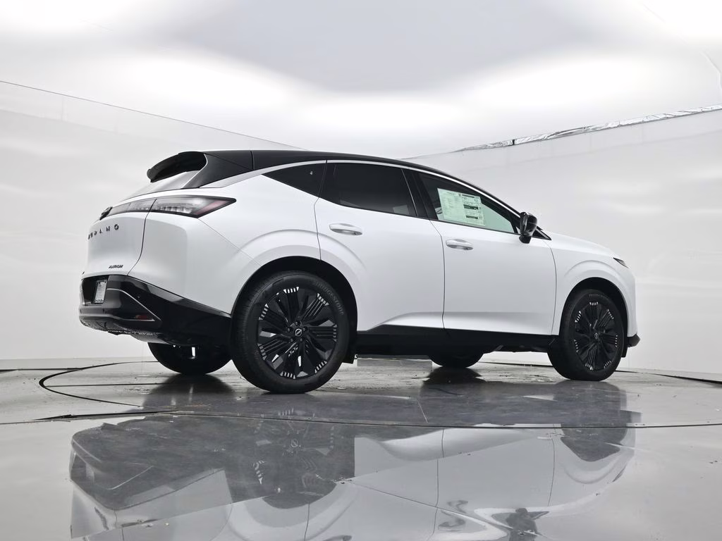 2026 Everest White Pearl/Black Nissan Murano Platinum AWD SUV