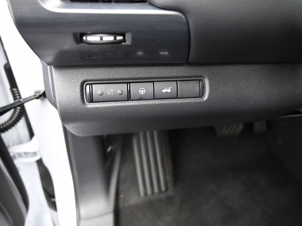 2026 Everest White Pearl Tricoat Nissan Pathfinder SL FWD SUV