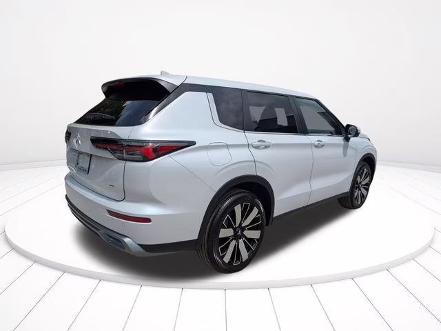 2026 White Diamond Mitsubishi Outlander SE FWD SUV