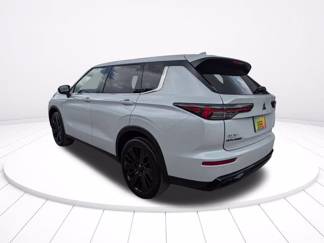 2026 White Diamond Mitsubishi Outlander SE FWD SUV