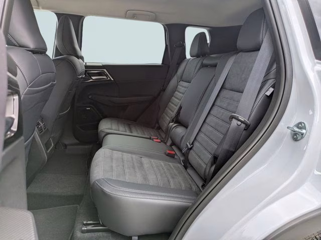 2026 White Diamond Mitsubishi Outlander SE FWD SUV