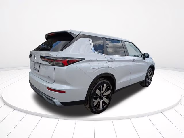 2026 White Diamond Mitsubishi Outlander SE FWD SUV