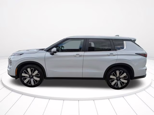 2026 White Diamond Mitsubishi Outlander SE FWD SUV